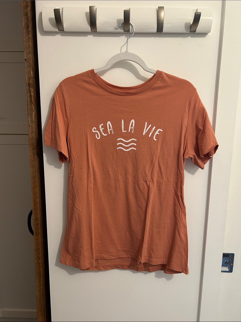 "Sea La Vie" , L, Graphic Tee in Terracotta-Orange